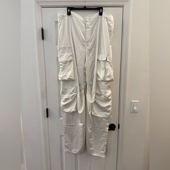Good American Wide Leg Baggy Satin Cargo Pants Womens size 16 Ivory - Picture 1 of 5